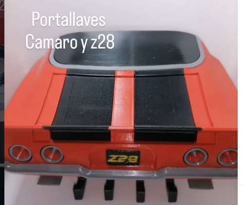 Portallaves inspirado en Camaro Z28 rojo con franjas negras y cuatro ganchos